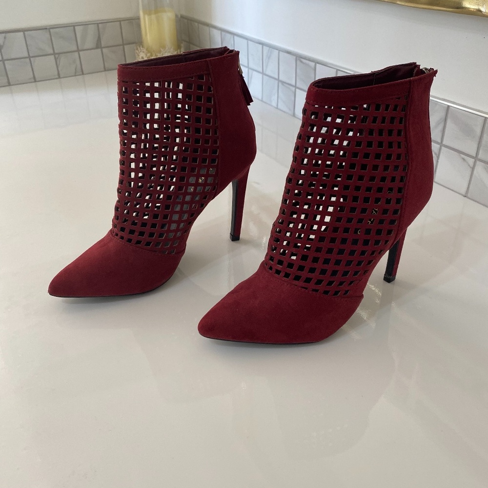 Le Chateau maroon net detail heeled boots